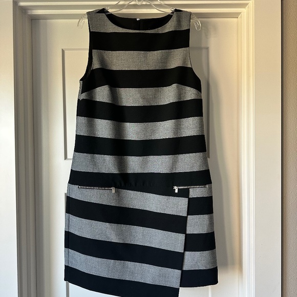 Banana Republic Dresses & Skirts - Banana Republic Asymmetrical Back Zip Dress Size 8